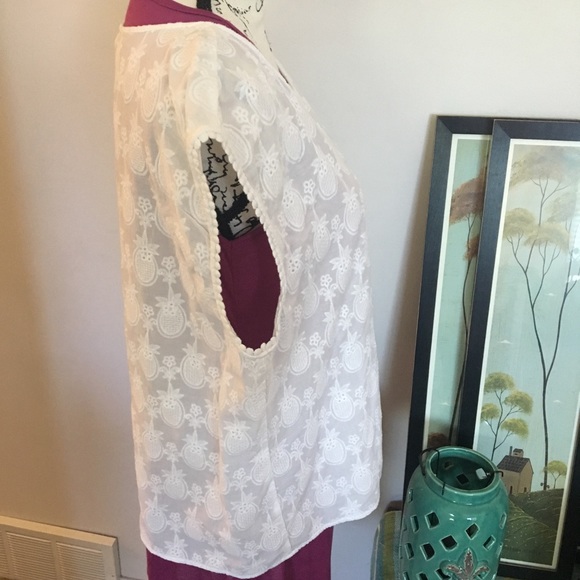 Two by Vince Camuto Pineapple Top - Picture 6 of 8